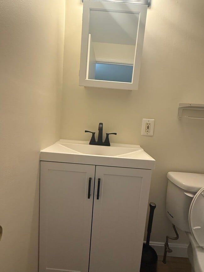 Building Photo - Bright & Modern 1 Bedroom Condo in quiet, ...