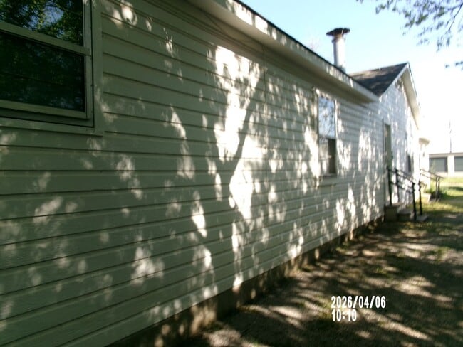 Building Photo - 2112 SW A Ave