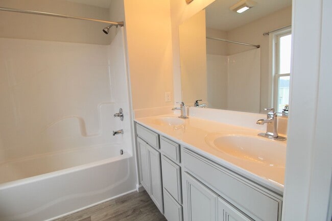 Building Photo - Spacious 3-Bed, 2.5-Bath Townhome Availabl...