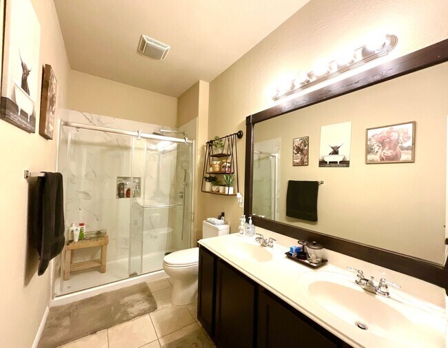 Building Photo - *COMING SOON* Modern Home with Fenced Backyard, Community Pool & Playground!