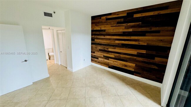 Building Photo - 540 Brickell Key Dr