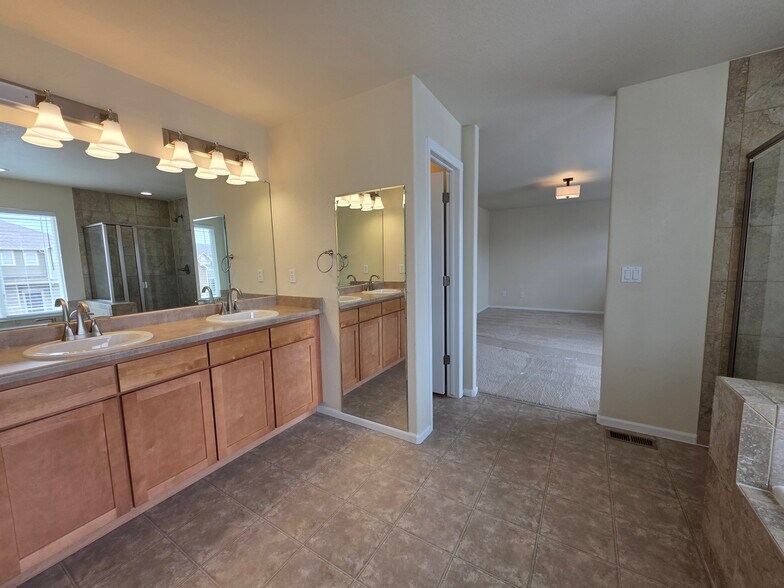 Building Photo - 874 Diamond Rim Dr