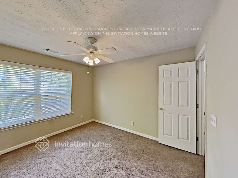 Building Photo - 573 W Oaks Dr