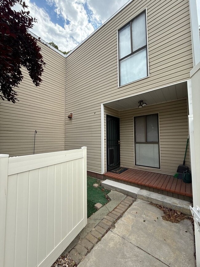 Building Photo - 2 Bedroom/1.5 Bathroom unit in Murray!