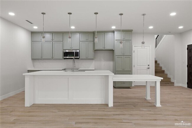 Building Photo - 17 E Solar Dr