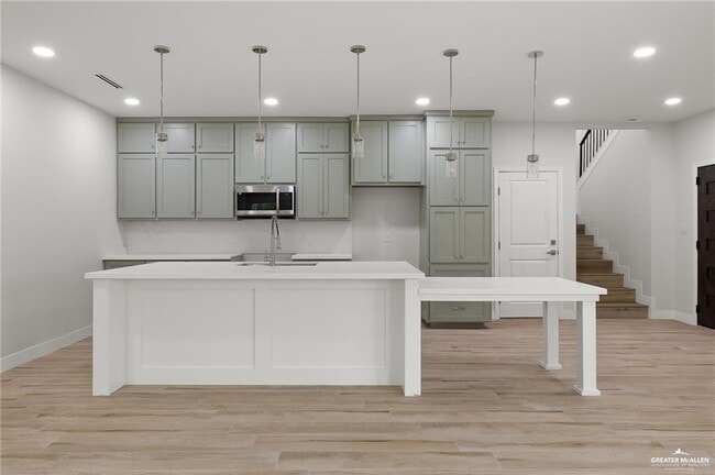 Building Photo - 2615 E Solar Dr