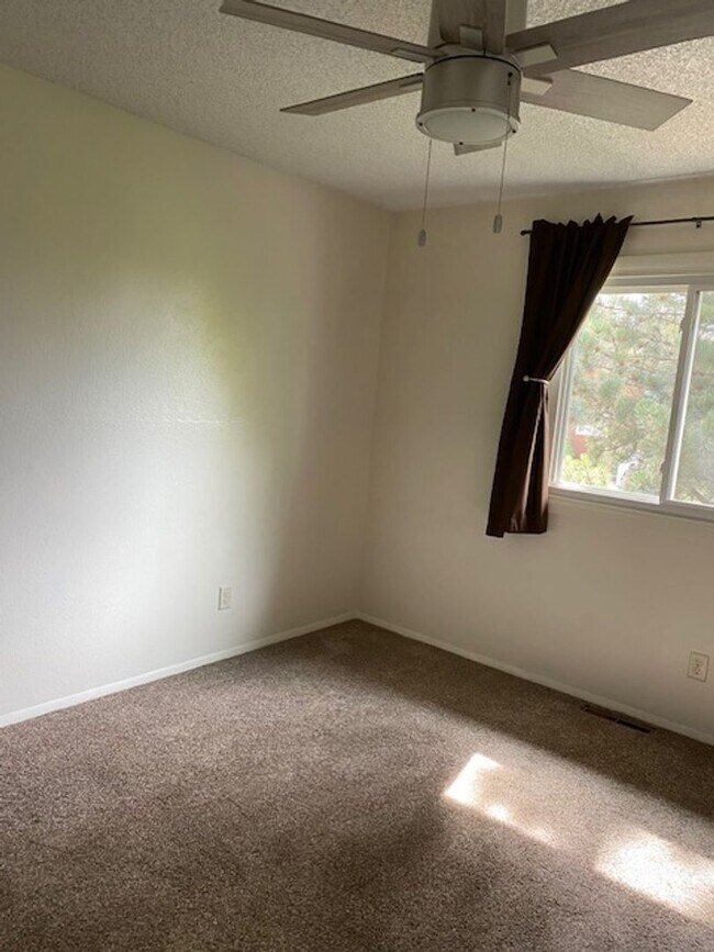 Building Photo - 2 bedroom, 1.5 bath Townhome  $1600/month