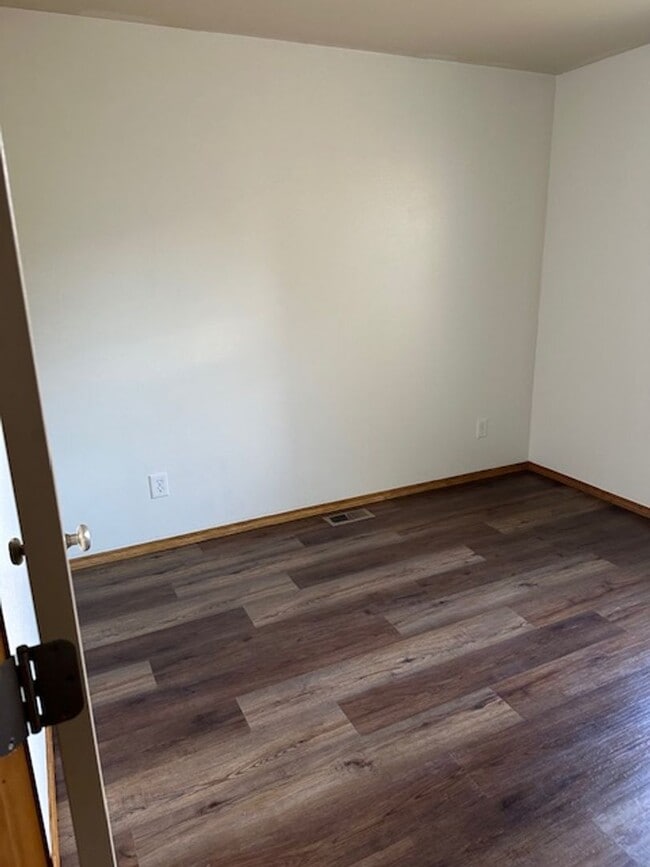 Building Photo - 3 bedroom Upscale home Mid town