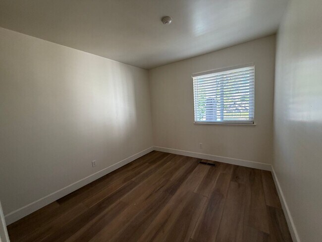 Building Photo - Newly Updated 3 Bedroom 2 Bath!