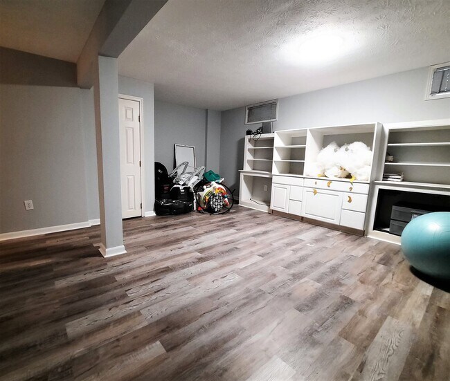 Building Photo - Spacious 3BR/2.5BA End-Unit TH in Windsor Mill + Move-In Special!