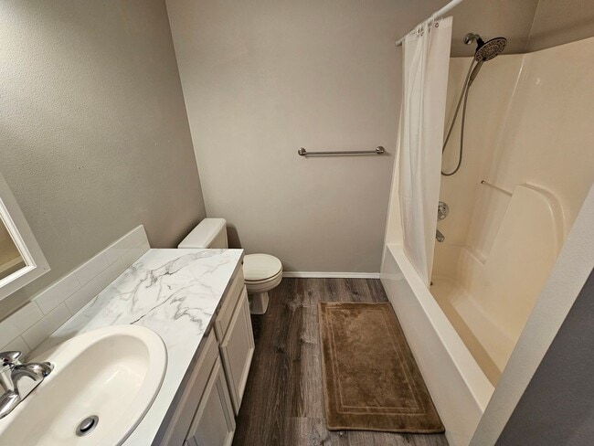 Building Photo - Beautiful Home in the Valley