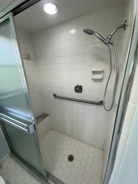 Master bath - 18637 Lake Worth Blvd