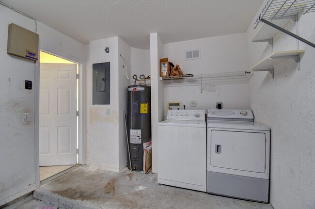 Building Photo - 6414 Park Lake Cir