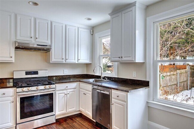 Building Photo - 118 Everett Ave