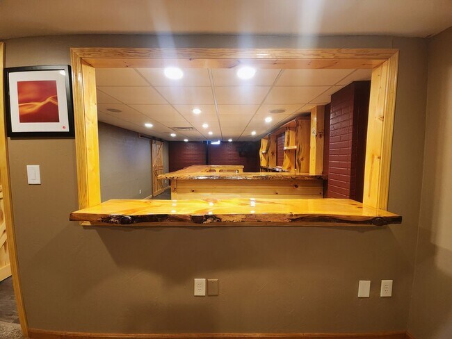 Building Photo - Family-Friendly 3BR Ranch with Home Office...