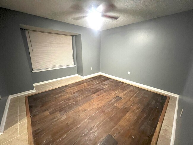 Building Photo - Move in Special!!!!!! Newly renovated 2 Be...