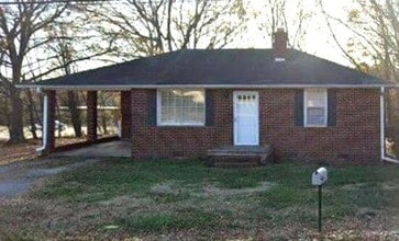 Building Photo - 2BR Brick Ranch w/ Carport in Duncan