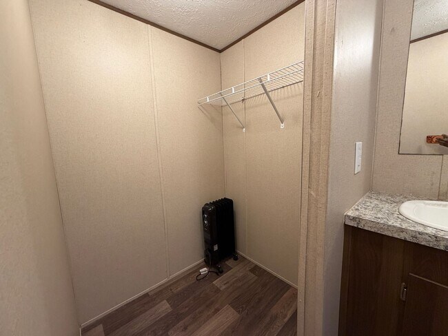 Building Photo - Spacious Mobile Home-large yard