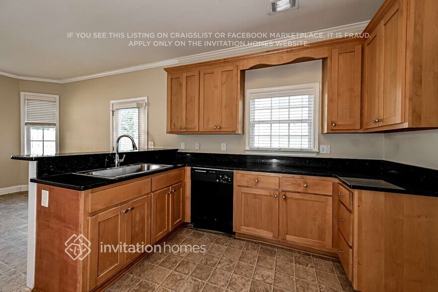 Building Photo - 909 Lakeside Ct