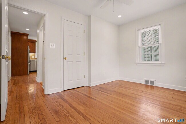 Building Photo - 32 Crescent Dr