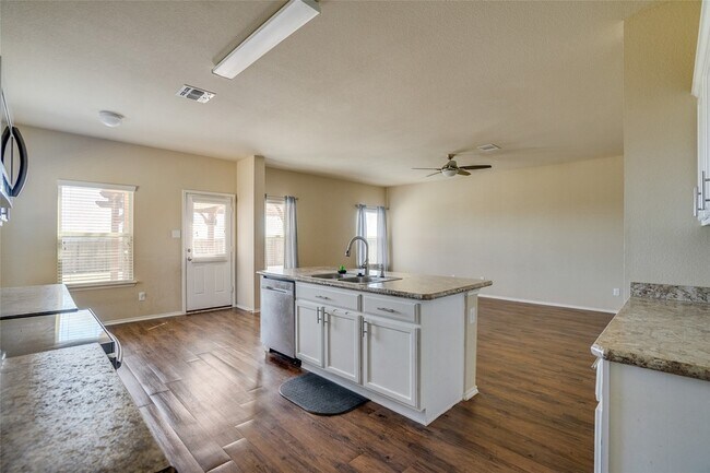 Building Photo - 301 Plum Dr