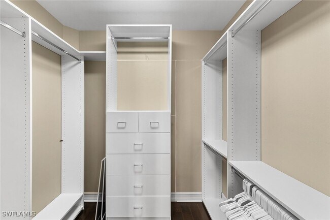 Building Photo - 2864 Tiburon Blvd E