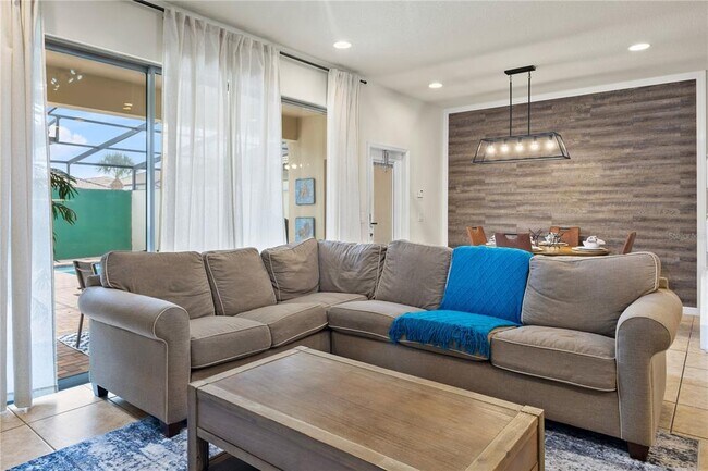 Building Photo - 1905 Majorca Dr