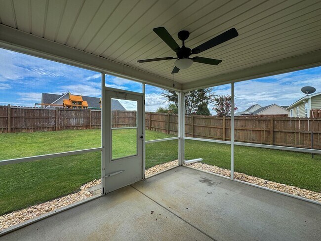 Building Photo - Lovely 3 Bed 2 Bath Fayetteville Home with Fenced Yard