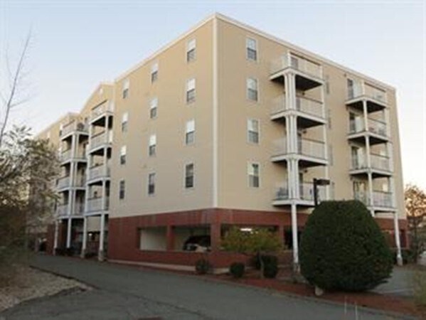 Primary Photo - 86 E Howard St