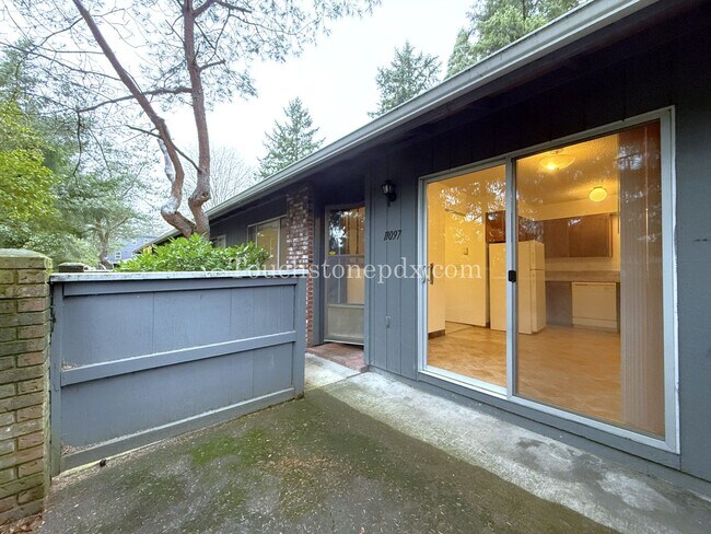 Building Photo - Cozy 2BD Apartment with Patio, East Portland