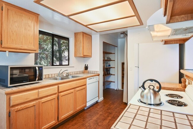 Building Photo - Cozy Armstrong Tract Long Term Furnished L...