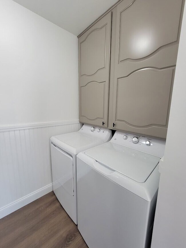 Building Photo - SPACIOUS 3BD/2BA WITH GARAGE, LAUNDRY AND ...