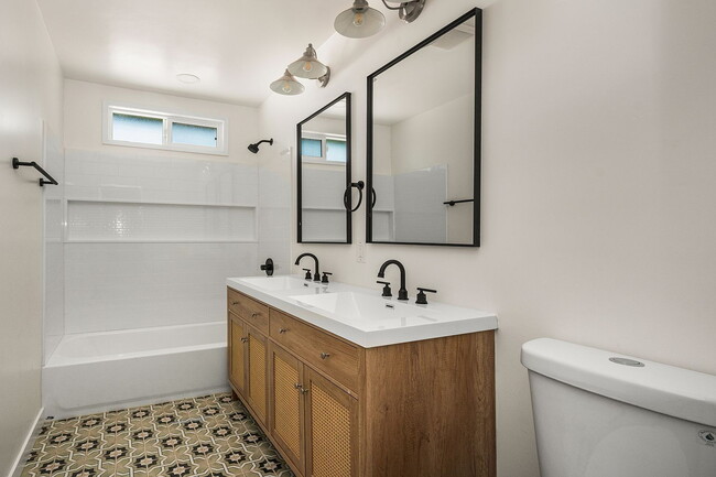 Building Photo - "Charming 3-Bedroom Haven in the Heart of Santa Ana – Your Perfect Retreat Awaits!"