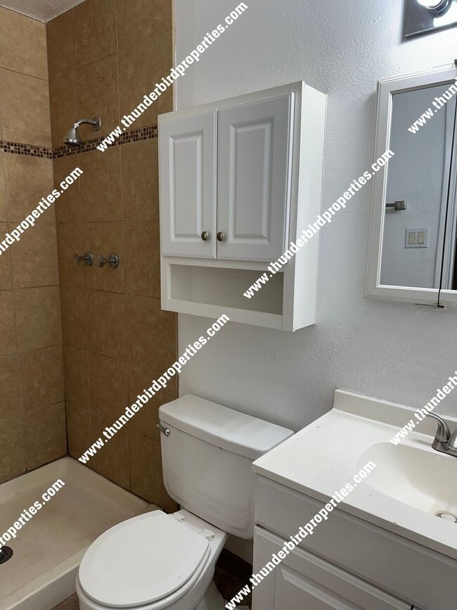 Building Photo - Great NE 3 bedroom- MOVE IN SPECIAL!! $250...