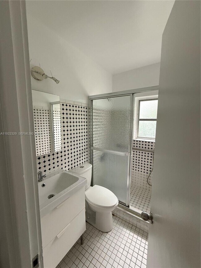 Building Photo - 10281 E Bay Harbor Dr