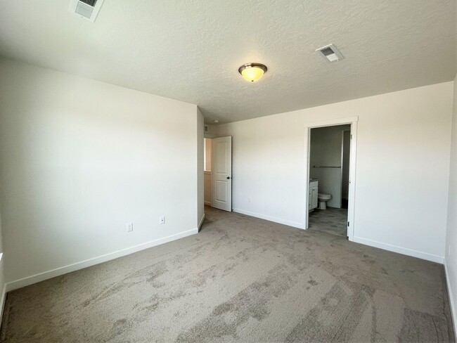 Building Photo - Bright and spacious 4 Bedroom 2.5 Bath hom...