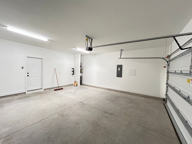 Building Photo - The Landing at Lewis Creek |