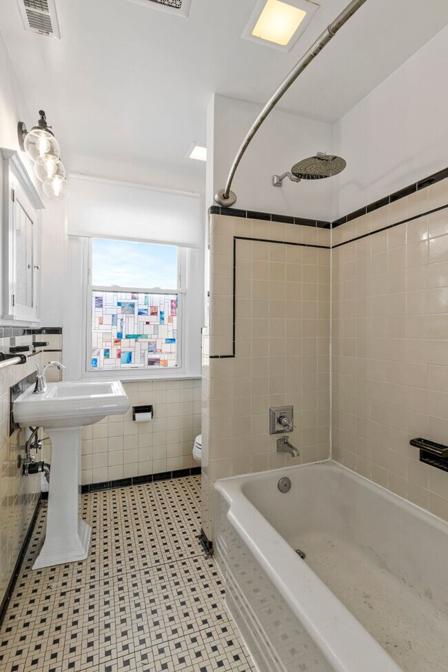 Building Photo - Big and Comfy Townhouse