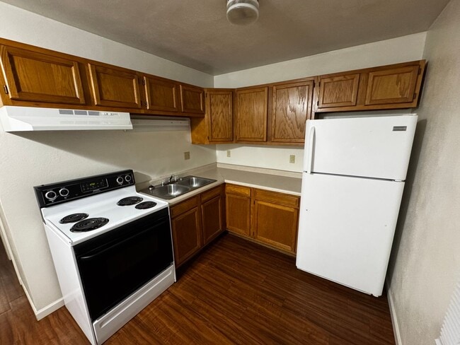 Building Photo - 725 W 61st St