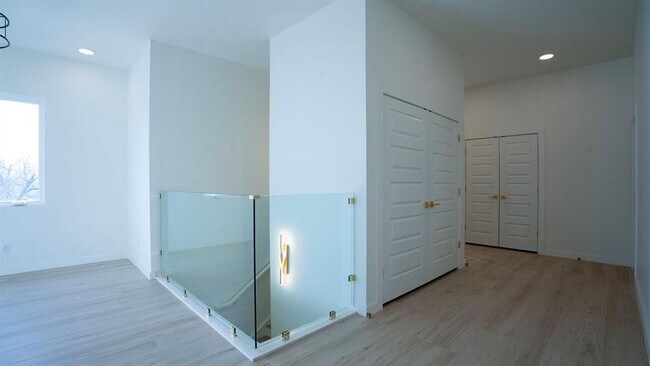 Building Photo - 605 N Idaho Ave