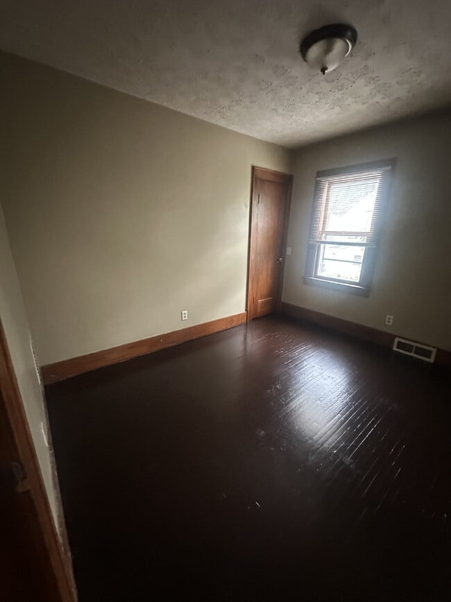 Building Photo - Beautiful home located on Moulson st in Ro...