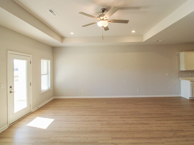 Building Photo - Lovely townhome between Athens and Madison!
