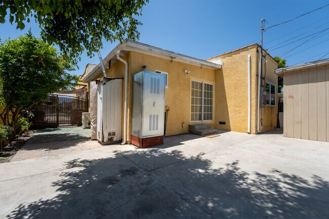 Building Photo - 2218 S Redondo Blvd