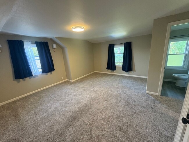 Building Photo - Rare Tosa single family!