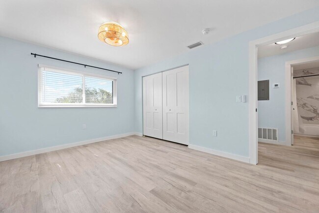 Building Photo - GORGEOUS FULLY RENOVATED 2ND FLOOR 2 BEDRO...