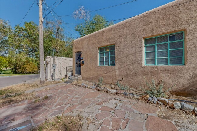 Building Photo - 1409-1409 Hazeldine Ave SE