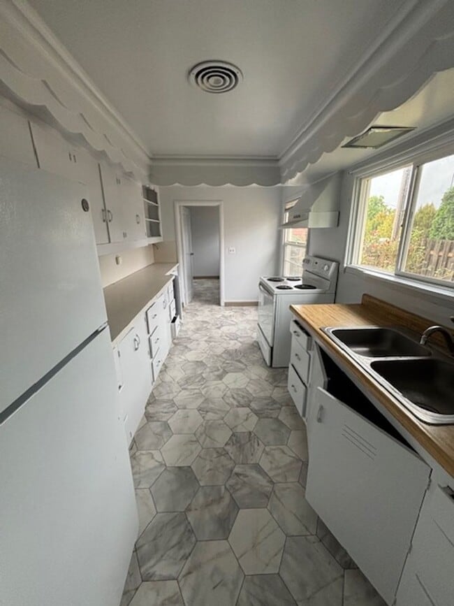 Building Photo - 3 Bedroom Home in Newberg