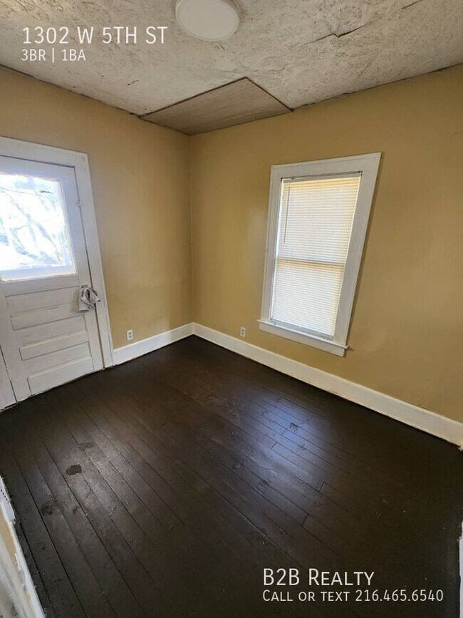 Building Photo - 1302 W 5th St