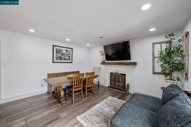 Building Photo - 1208 Roseann Dr