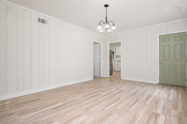 Building Photo - 2505 Robin Hood Dr